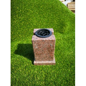 Šviesiai raudono akmens kapų vaza