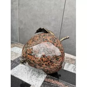 Dekoratyvinis granito obuolys, rudas, 35x22cm (Vilniuje, Bukiškis) - 075
